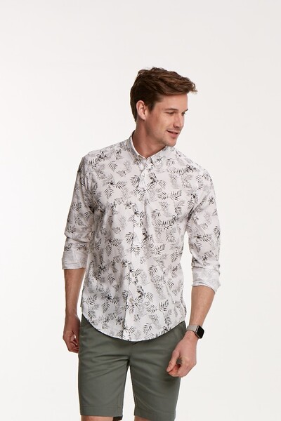 VOLTAJ - Белая приталенная мужская рубашка из хлопка с узором в виде листьев (1)