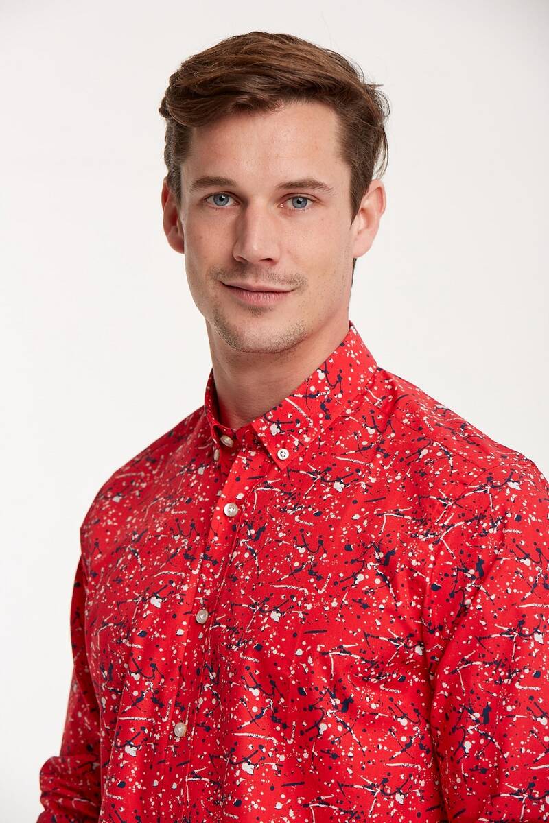 Красная приталенная мужская рубашка из хлопка с рисунком