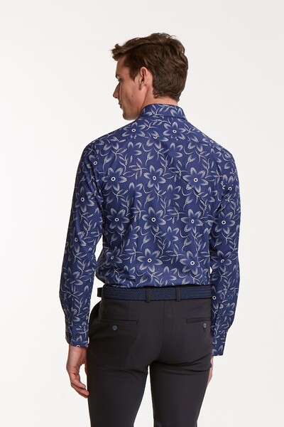 Темно-синяя приталенная мужская рубашка из хлопка с цветочным узором - Thumbnail