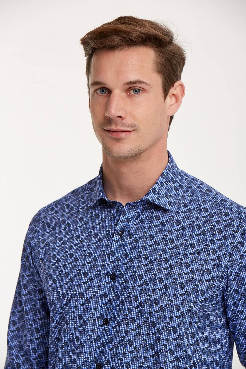 Синяя приталенная мужская рубашка из хлопка с узором пейсли