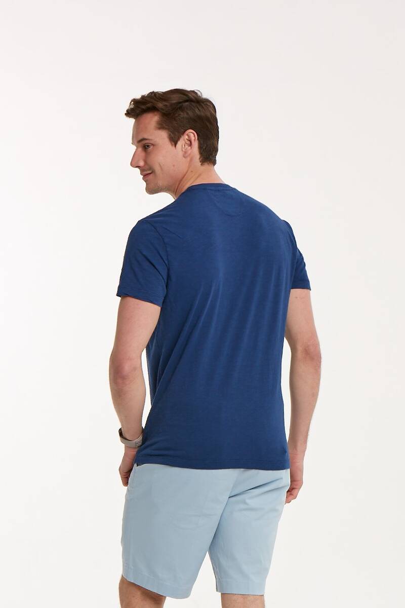 Синяя мужская футболка с круглым вырезом