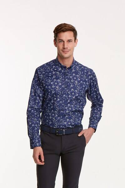 Темно-синяя приталенная мужская рубашка из хлопка с цветочным узором