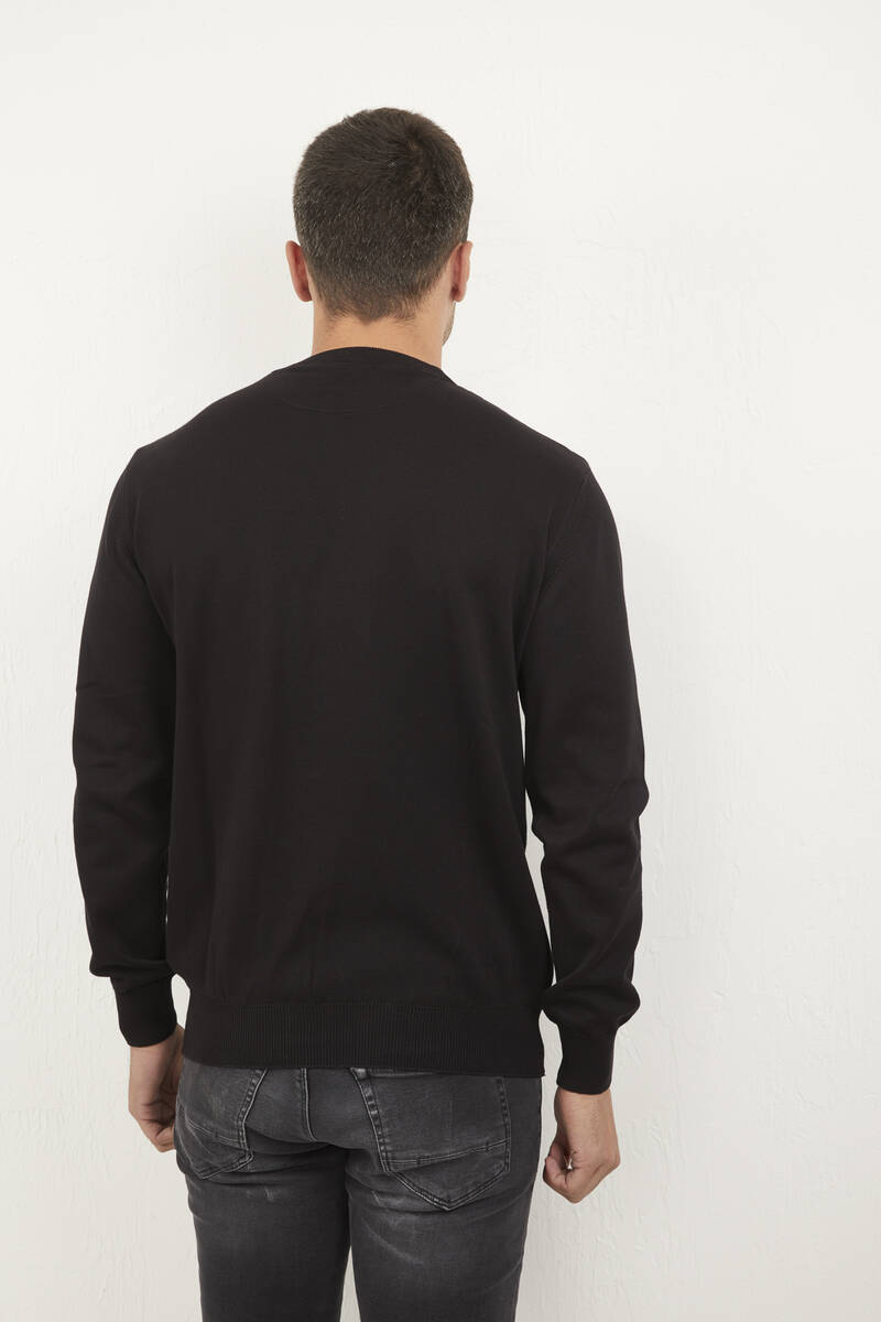 Черный вязаный свитер с круглым вырезом