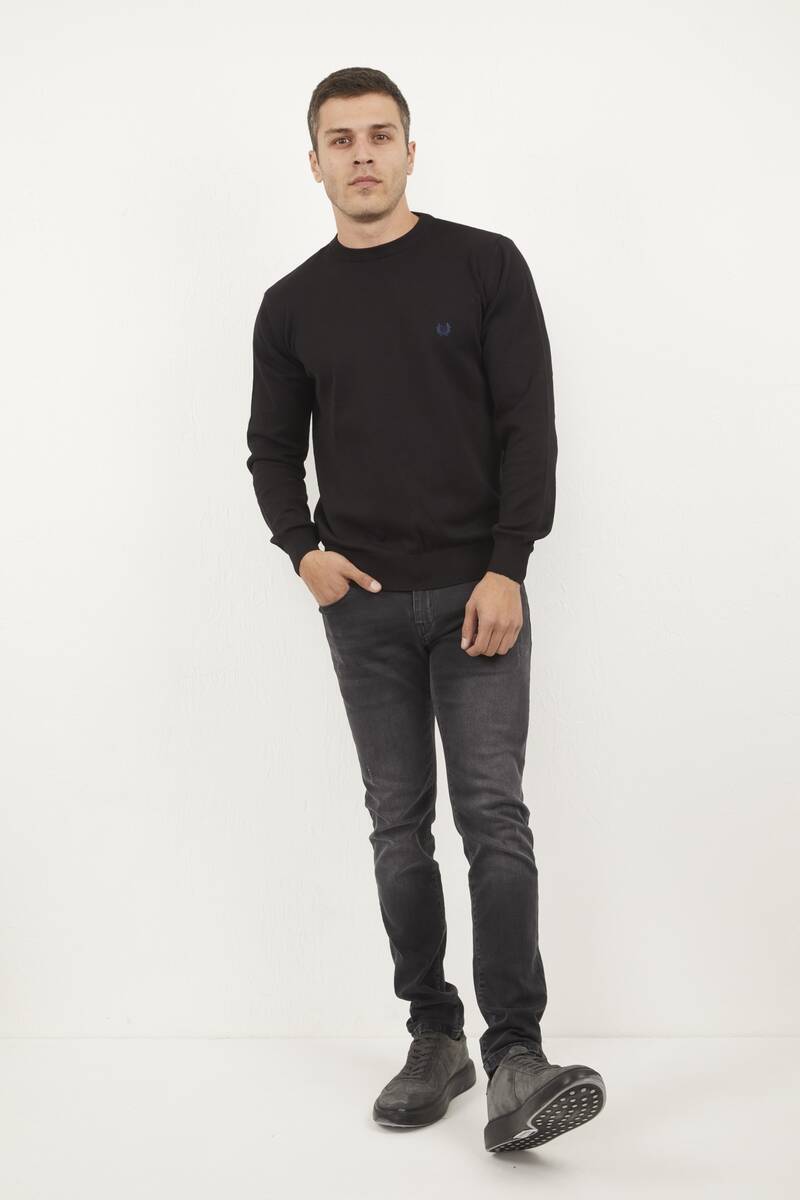 Черный вязаный свитер с круглым вырезом