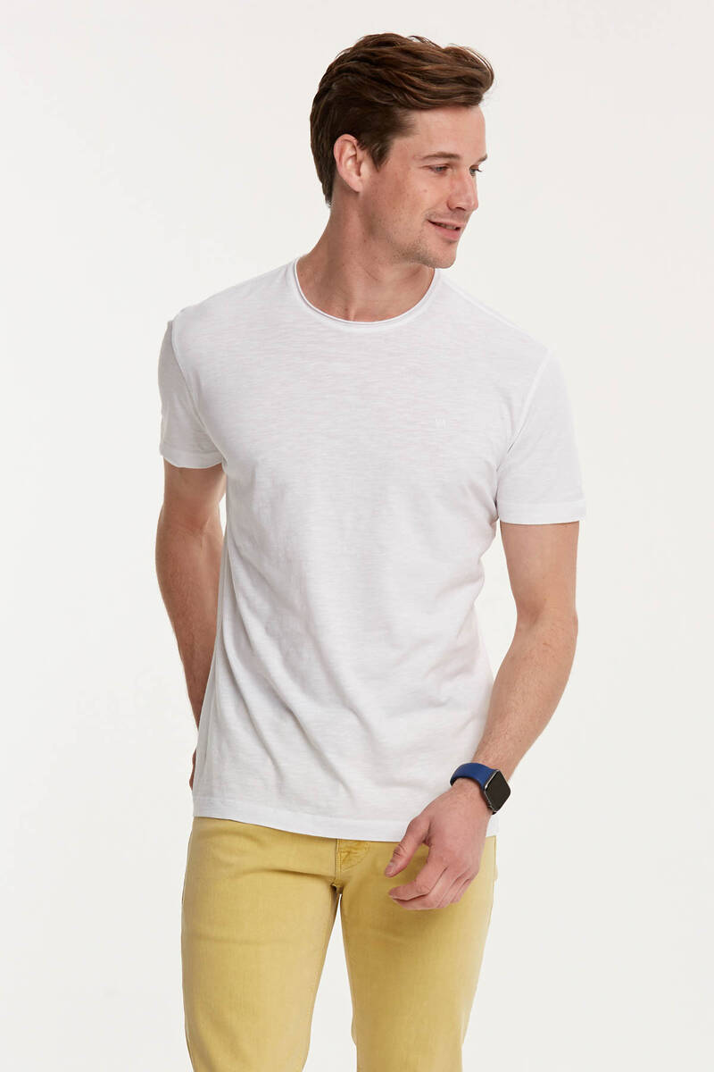 Простая расклешенная мужская футболка из джерси с круглым вырезом