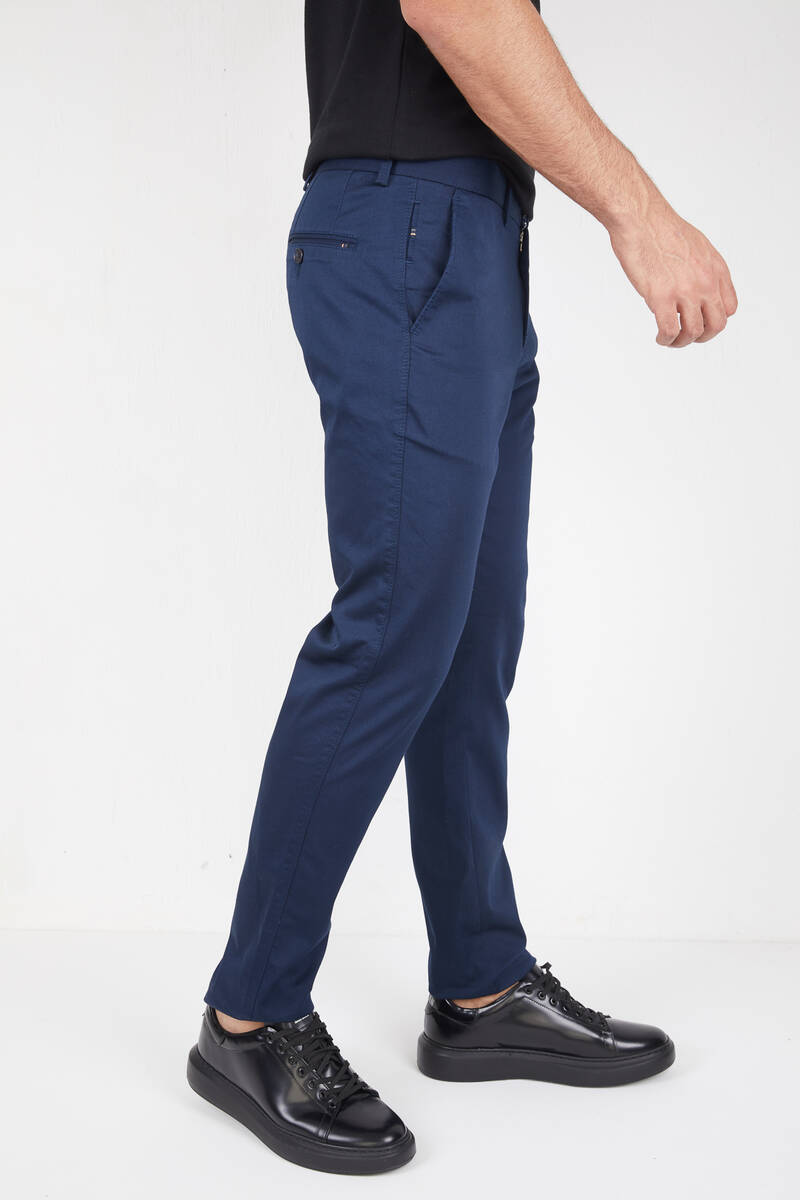 Темно-синие мужские брюки приталенного кроя из лайкры