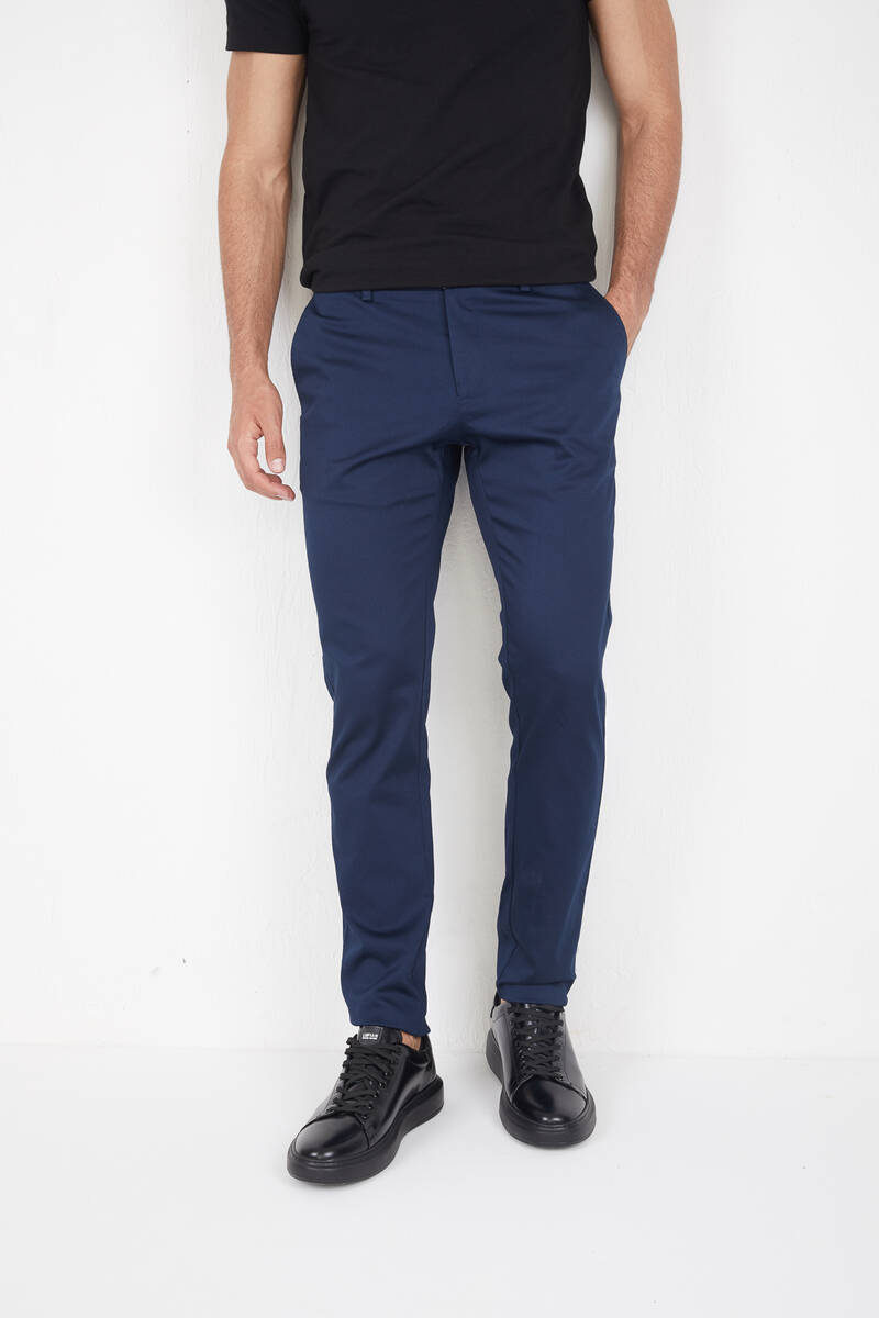 Темно-синие мужские брюки приталенного кроя из лайкры