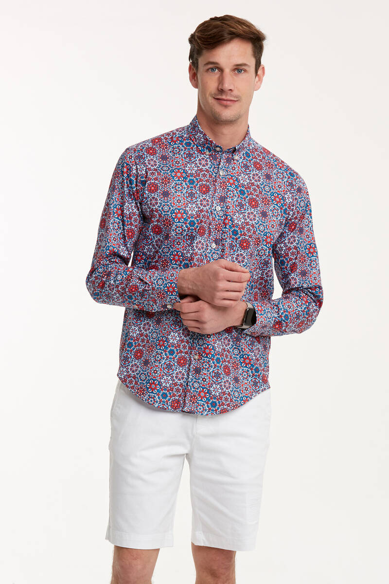 Приталенная мужская рубашка из хлопка с рисунком красного и синего цвета