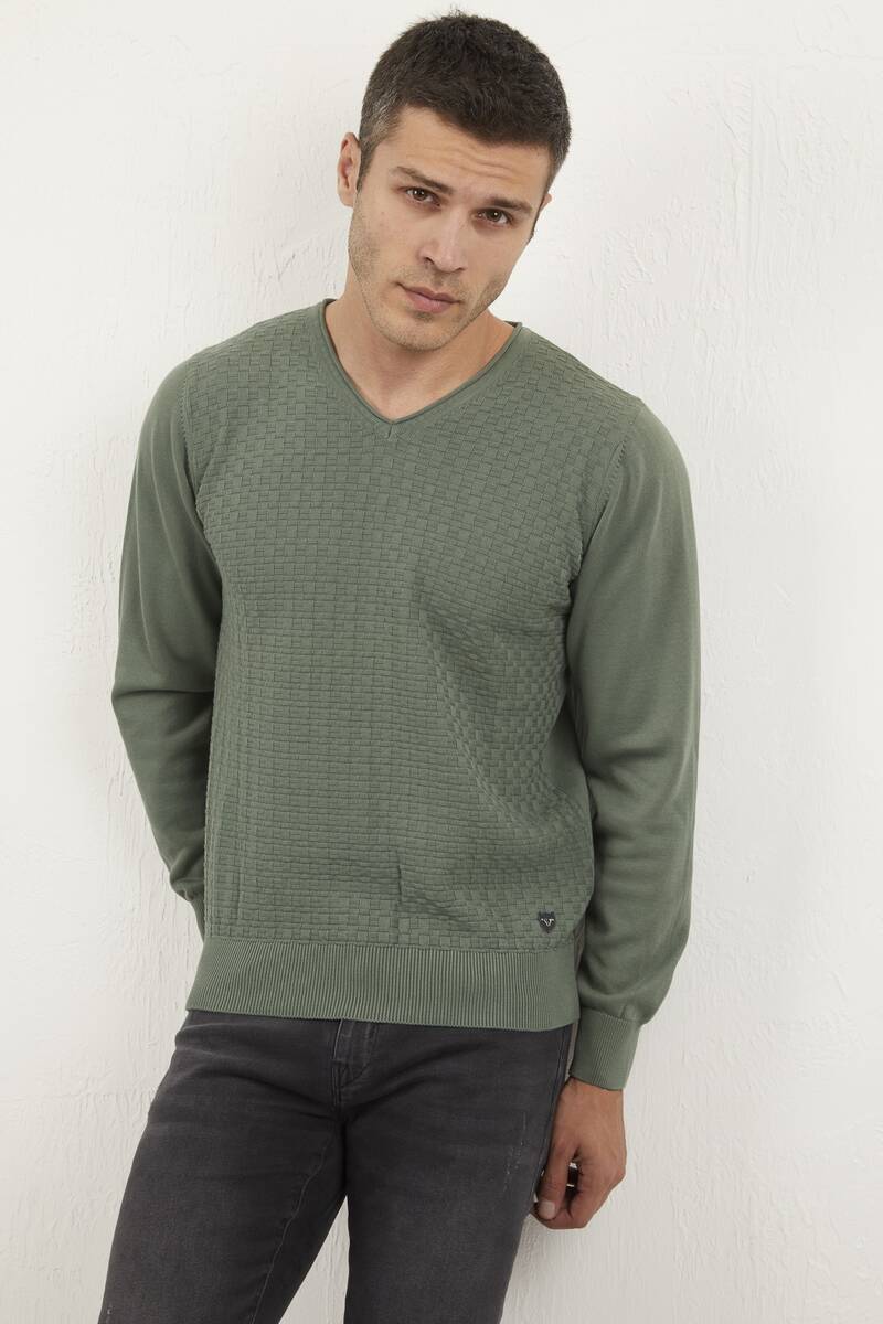 Хлопковый мужской трикотажный свитер с рисунком и V-образным вырезом