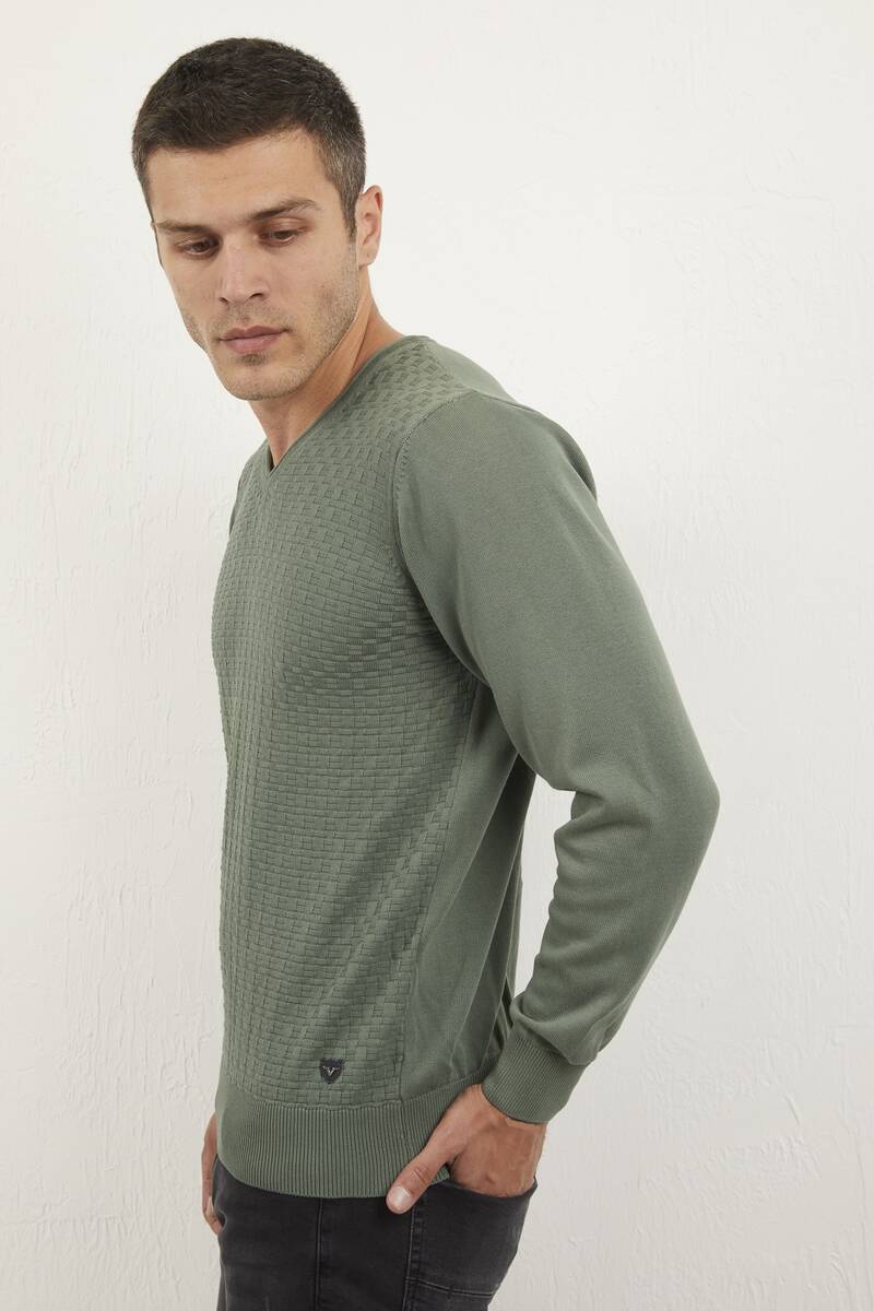 Хлопковый мужской трикотажный свитер с рисунком и V-образным вырезом