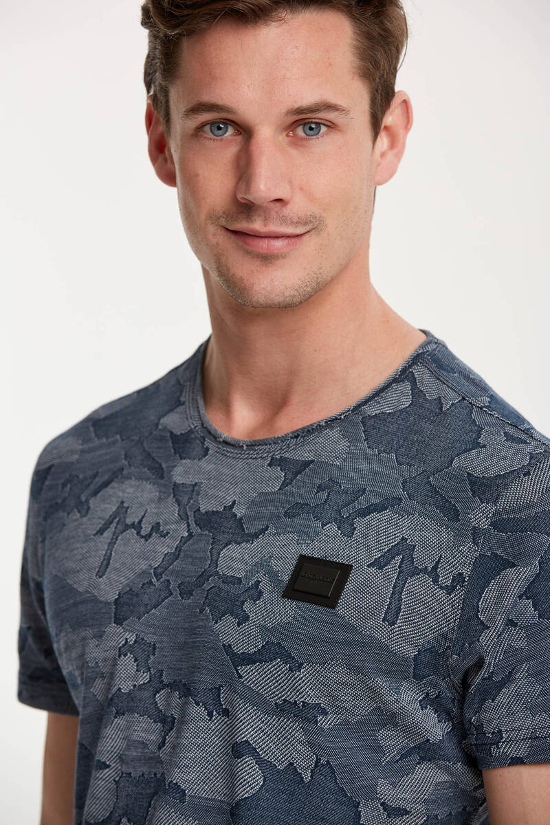 Мужская футболка с камуфляжным рисунком и воротником-колбасой