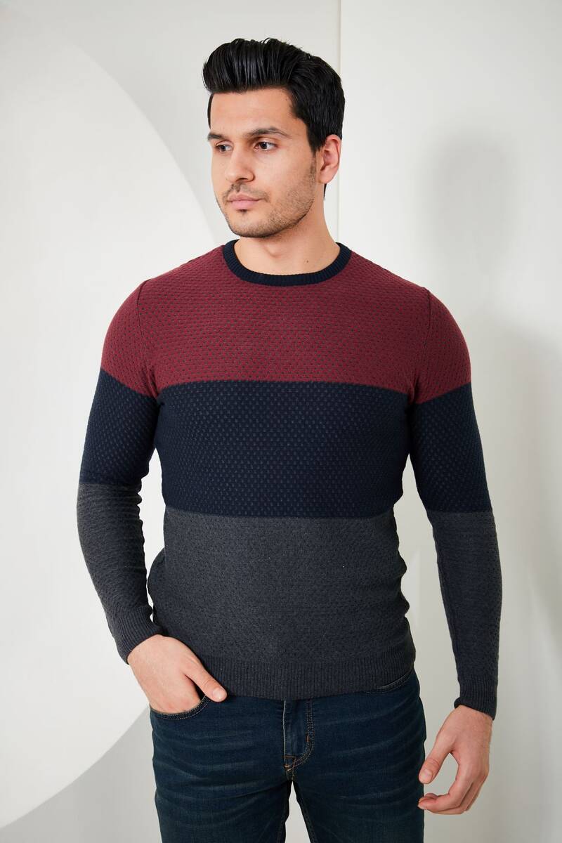 Мужской трикотажный свитер с трехцветным рисунком и круглым вырезом