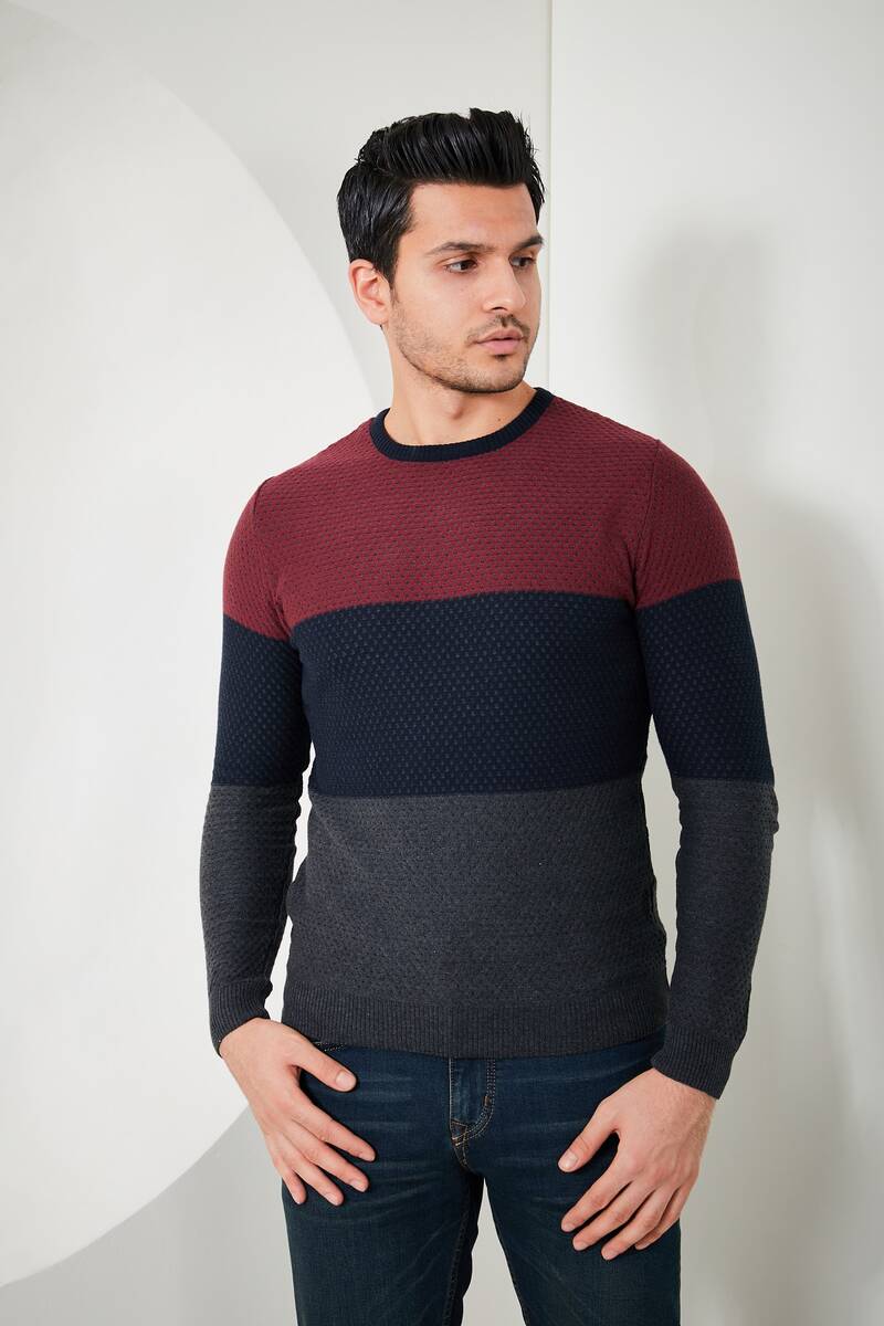 Мужской трикотажный свитер с трехцветным рисунком и круглым вырезом