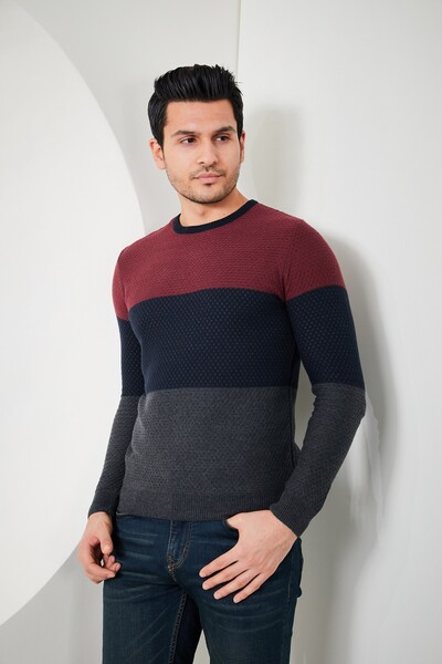 Мужской трикотажный свитер с трехцветным рисунком и круглым вырезом - Thumbnail