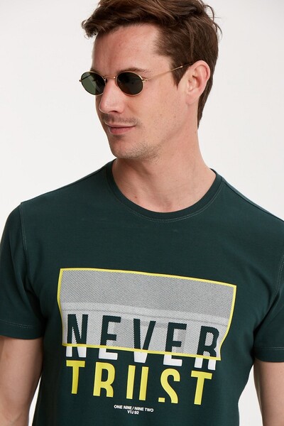NEVER TRUST Printed Round Neck Men's T-Shirt - Thumbnail