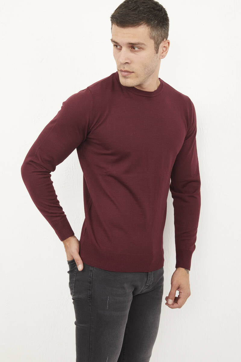 Обычный мужской трикотажный свитер с круглым вырезом
