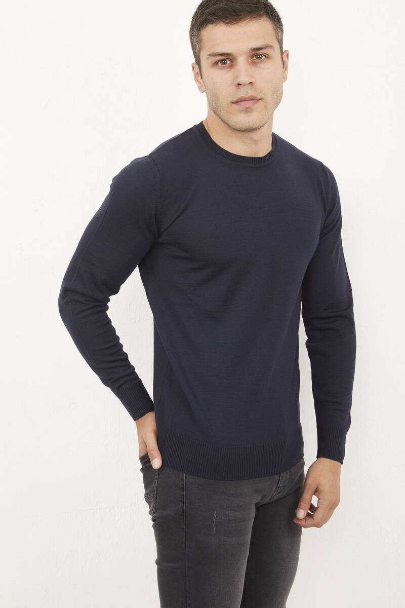 Обычный мужской трикотажный свитер с круглым вырезом