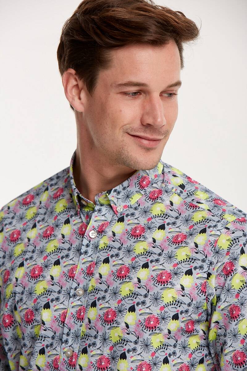 Серая приталенная мужская рубашка из хлопка с цветочным узором