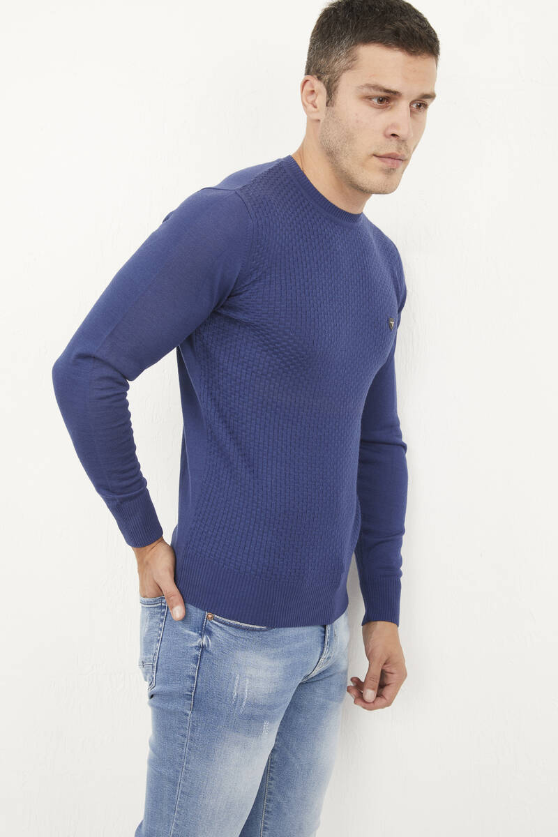Синий вязаный свитер с крошечным узором и круглым вырезом