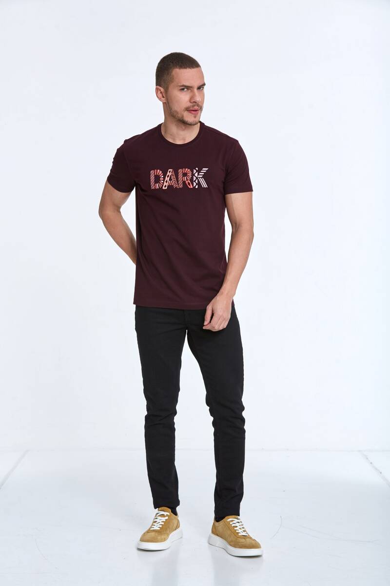 Темная хлопковая футболка с тиснением и надписью