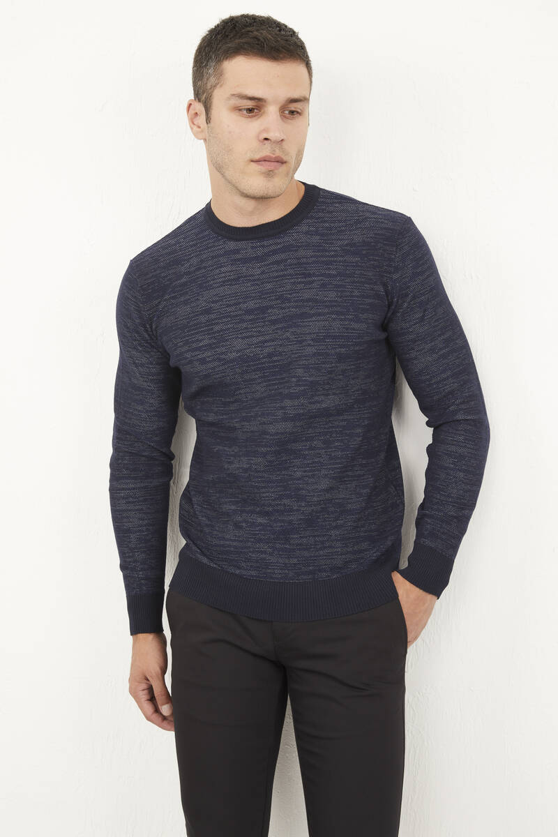 Темно-синий вязаный свитер с круглым вырезом