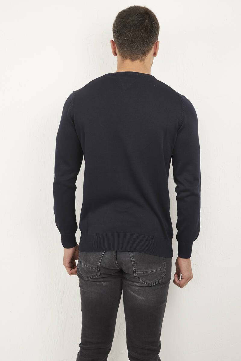 Темно-синий вязаный свитер с V-образным вырезом