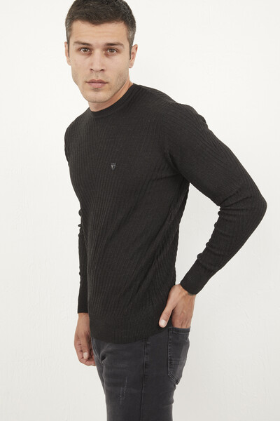 VOLTAJ - Трикотажный свитер с V-образным узором и круглым вырезом (1)