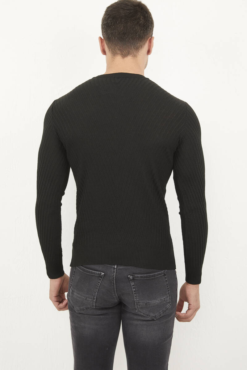 Трикотажный свитер с V-образным узором и круглым вырезом