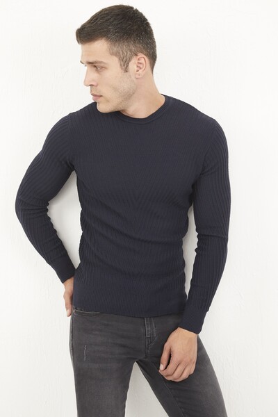Трикотажный свитер с V-образным узором и круглым вырезом - Thumbnail