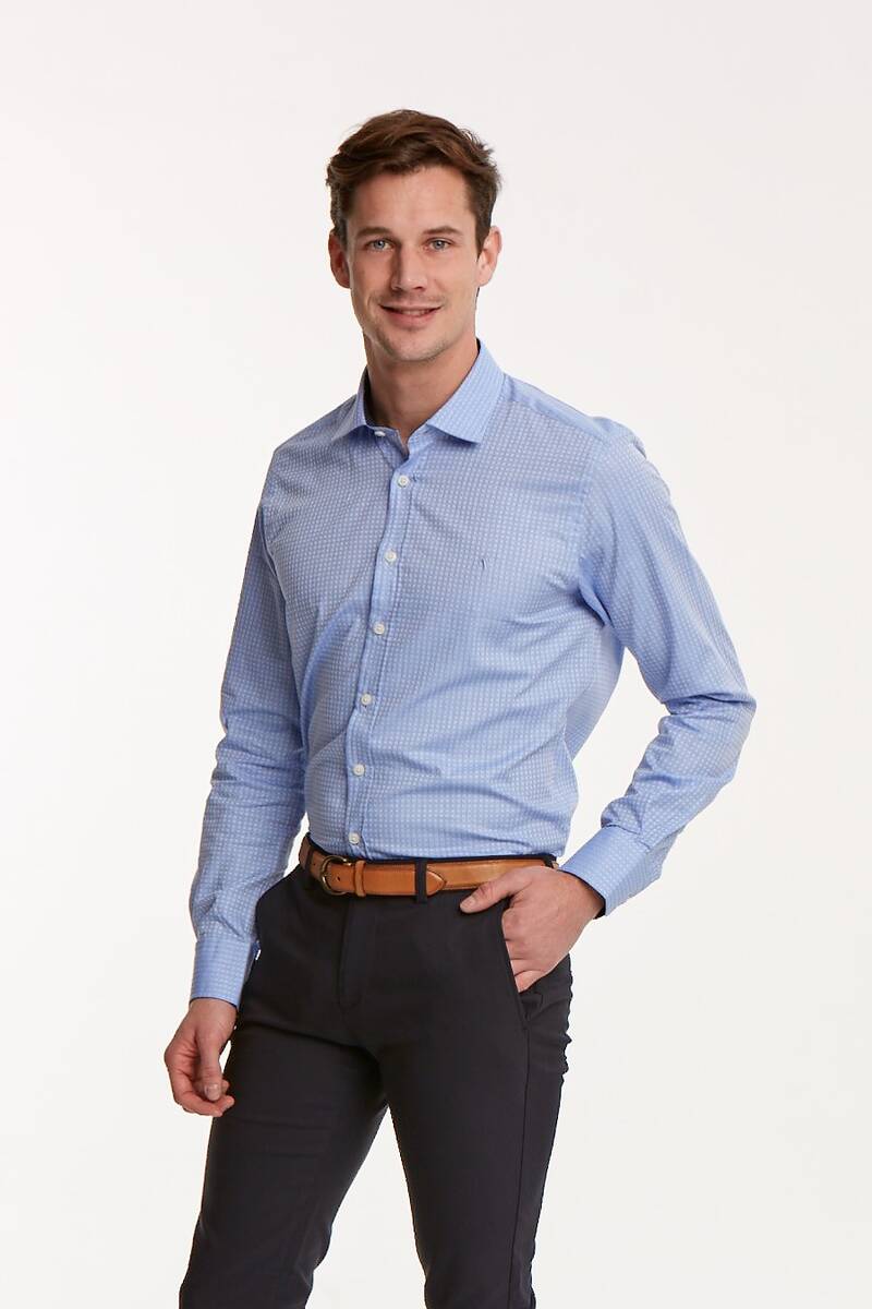 Синяя приталенная мужская рубашка из хлопка с квадратным узором и V-образной вышивкой